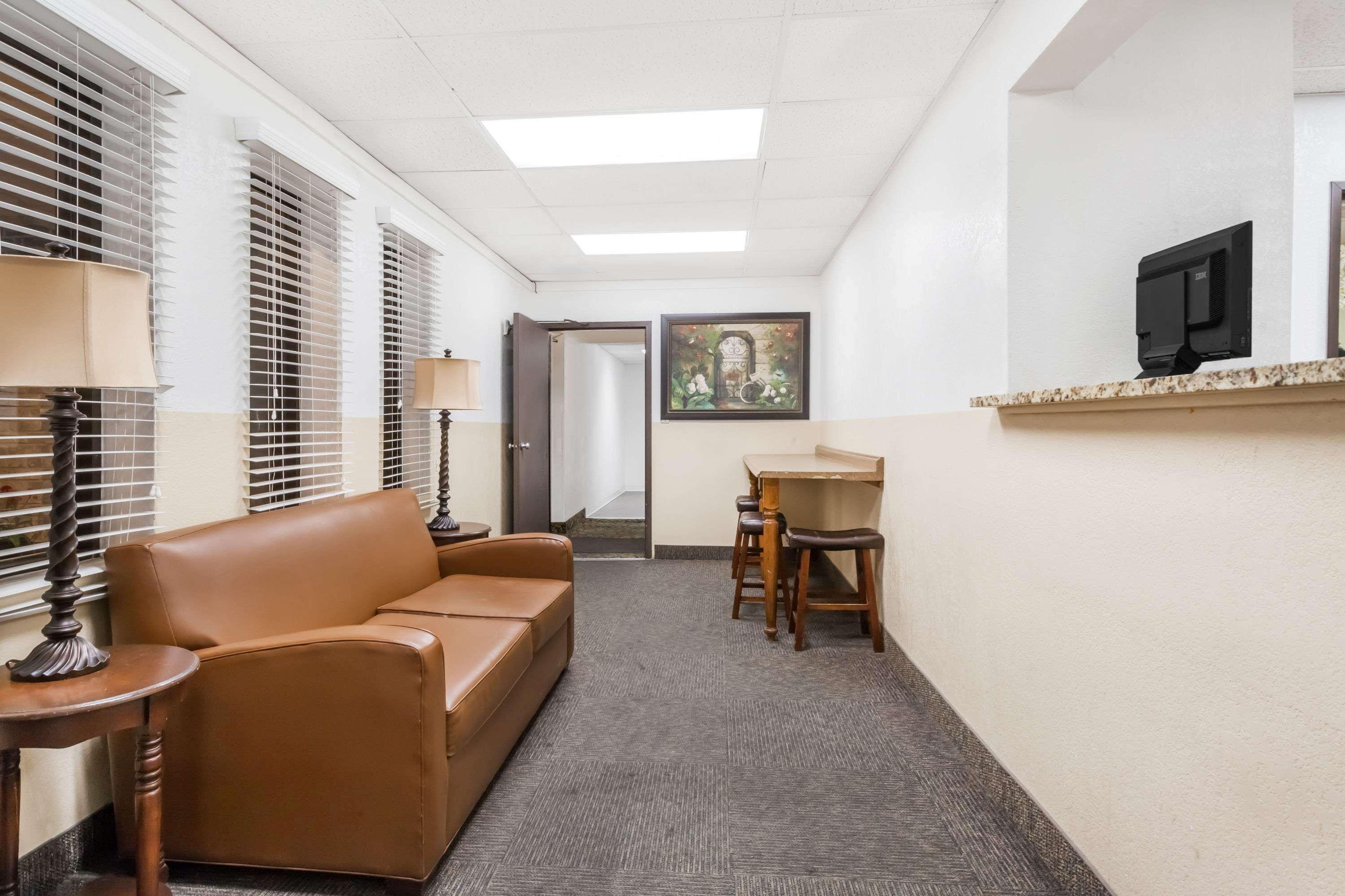 Super 8 By Wyndham Montgomery Maybrook Buitenkant foto